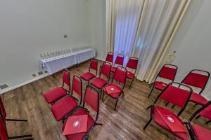 un gruppo di sedie rosse in una stanza di Hotel Massis a San Paolo