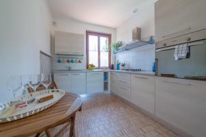 A kitchen or kitchenette at Luisa's House Bellagio