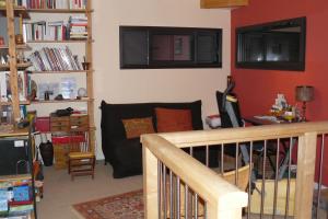 un soggiorno con divano e tavolo di Chambre chez l'habitant a Hauteville-sur-Fier
