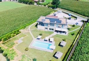 una vista aérea de una casa grande con piscina en Agriturismo Villa Gaia, en Lonato