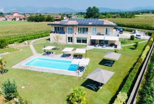 una vista aérea de una casa con piscina en Agriturismo Villa Gaia, en Lonato