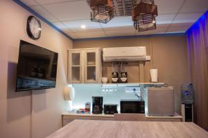 Dapur atau dapur kecil di Hotel Styled Apartment in Heart of Quatre Bornes