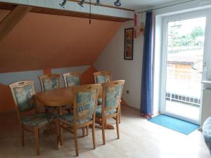 ein Esszimmer mit Tisch und Stühlen und einem Fenster in der Unterkunft Apartment Günzblick in Ellzee