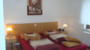 una camera con un letto con due cuscini sopra di Alttolkewitzer Ferien- & Privatzimmer Mrosk Dresden a Dresda