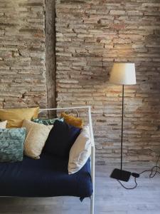 Habitación con cama con almohadas y lámpara. en Tu Casa en Logroño en Logroño