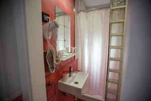 łazienka z białą umywalką i prysznicem w obiekcie Hostal Inn Madrid w Madrycie +37 zdjęć