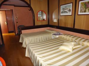 Postel nebo postele na pokoji v ubytování Benny Hotel