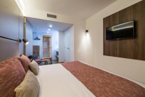 A television and/or entertainment centre at Pierre & Vacances Apartamentos Edificio Eurobuilding 2