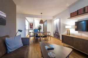 A television and/or entertainment centre at Pierre & Vacances Apartamentos Edificio Eurobuilding 2