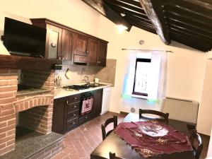 Kuchyň nebo kuchyňský kout v ubytování Agriturismo podere Casano