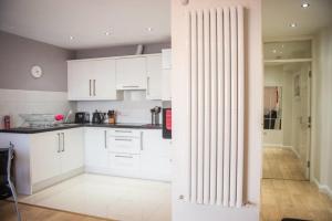 Dapur atau dapur kecil di Holywell Way Swords