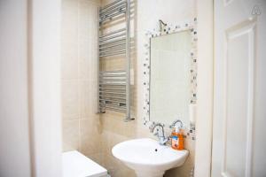 Bilik mandi di Holywell Way Swords