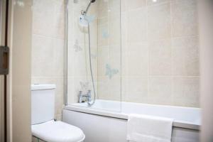 Bilik mandi di Holywell Way Swords