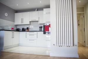 Dapur atau dapur kecil di Holywell Way Swords