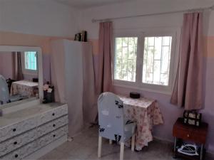 1 dormitorio con mesa, espejo y tocador en Painter's house by the beach, en Atenas