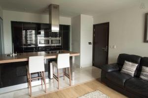 een keuken en een woonkamer met een bank en een tafel bij The Edges A2B in Sandyford