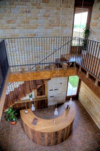 una vista sul soffitto di un edificio con un grande tavolo in legno di Hotel Cildá a Olleros de Pisuerga