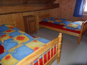 um quarto com 2 camas e uma cómoda em Bellahof em Flumserberg
