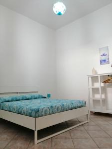 1 dormitorio con 1 cama en una habitación blanca en A casa di Vale, en Cava dʼAliga
