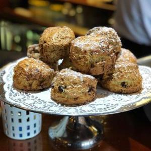 Ein Teller mit einem Haufen Muffins auf dem Tisch. in der Unterkunft The Bosun in Monkstown