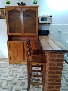 a kitchen with a wooden counter and a microwave at Apartamento Agustín in San Bernardo