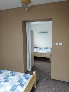 Postel nebo postele na pokoji v ubytování Chata Černá v Pošumaví