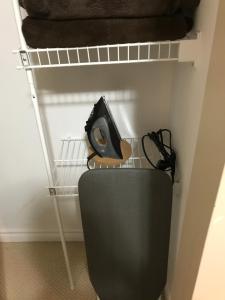 une étagère avec des chaussures et un sac dessus dans l'établissement Sara's Place - Strictly Kosher Home, à Thornhill