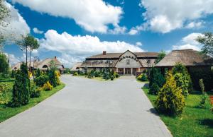 a driveway leading to a large house with a roof at Kanada in Berezovka