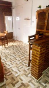 een kamer met een houten vloer en een tafel bij Apartamento Agustín in San Bernardo
