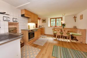 eine Küche mit einem Tisch und einem Esszimmer in der Unterkunft Haus Ida in Schruns-Tschagguns