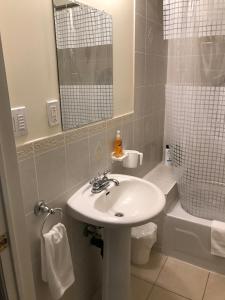 Phòng tắm tại Sara's Place - Strictly Kosher Home