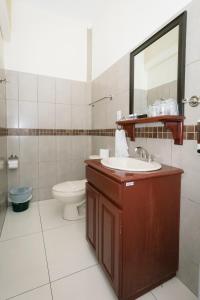 La salle de bains est pourvue d'un lavabo et de toilettes. dans l'établissement Hotel Mediterraneo Inn, à Santa Rosa de Lima