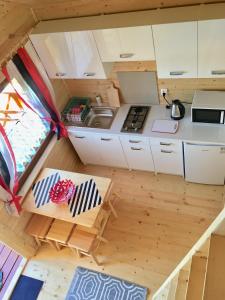 an overhead view of a tiny kitchen in a tiny house at Domki Magnolia in Rusinowo