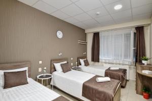 Posteľ alebo postele v izbe v ubytovaní Familia Panzió & Apartmanház Győr