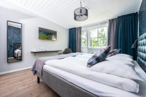 sypialnia z dużym łóżkiem i oknem w obiekcie Gylle Hotell & Restaurang Brödernas w mieście Borlänge