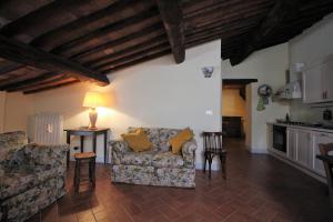A seating area at La Terrazza sulla Val d'Orcia