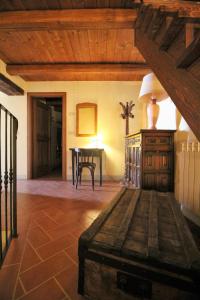 een woonkamer met een tafel en een eetkamer bij La Terrazza sulla Val d'Orcia in Castiglione dʼOrcia