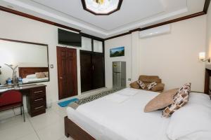 Giường trong phòng chung tại Hotel Mediterraneo Inn