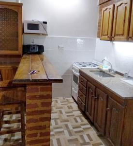una cocina con estufa y fregadero en Apartamento Agustín, en San Bernardo