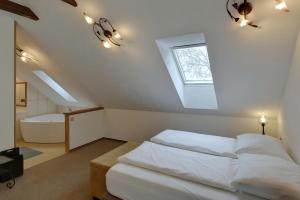 Posteľ alebo postele v izbe v ubytovaní Zamecka Fortovna Obora - Forester House