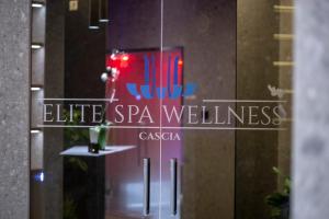 - une porte en verre avec un panneau indiquant le spa et bien-être dans l'établissement Grand Hotel Elite, à Cascia