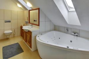 Kúpeľňa v ubytovaní Zamecka Fortovna Obora - Forester House