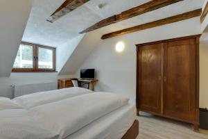 Una cama o camas en una habitación de Zamecka Fortovna Obora - Forester House