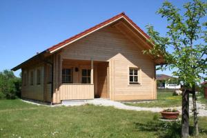 mały drewniany dom na polu trawy w obiekcie Sepp's Ferienhaus w mieście Kirchham