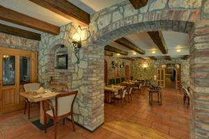 Reštaurácia alebo iné gastronomické zariadenie v ubytovaní Zamecka Fortovna Obora - Forester House + 34 fotografií
