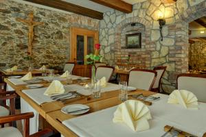Reštaurácia alebo iné gastronomické zariadenie v ubytovaní Zamecka Fortovna Obora - Forester House