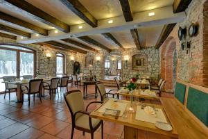 Reštaurácia alebo iné gastronomické zariadenie v ubytovaní Zamecka Fortovna Obora - Forester House
