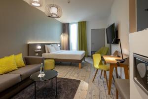 Postel nebo postele na pokoji v ubytování Novotel München Messe + 37 fotografií