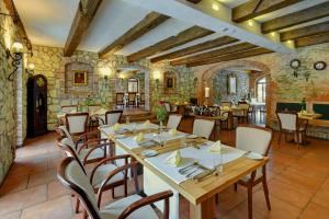 Reštaurácia alebo iné gastronomické zariadenie v ubytovaní Zamecka Fortovna Obora - Forester House