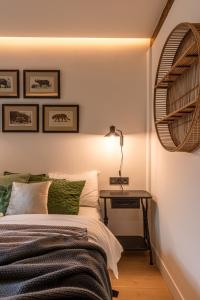 1 dormitorio con 1 cama y 1 mesa con lámpara en Safari AC by Staynnapartments, en Bilbao